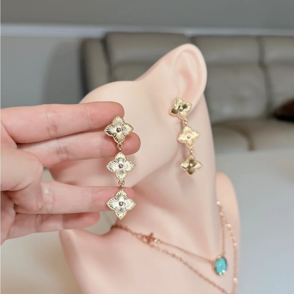 ⚜️ Elegant Gold Floral Drop Earrings